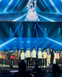 开云体育-PEL春季赛开幕灯光秀震撼全场，众将静立如林|开幕式|和平精英|和平精英职业联赛|射线|实景_新浪新闻