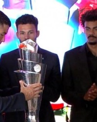 排队给C罗道歉！纪念去世队友，献上奖杯，球王重情重义