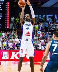 法国胜波兰迎噩耗！萨尔因伤退出欧洲杯 亚布塞莱爆发轰36分成顶梁柱