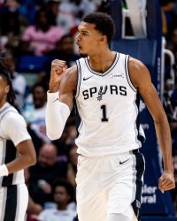 开云体育-马刺今日迎战雄鹿 马刺首发：文班&amp;福克斯&amp;卡斯尔&amp;巴恩斯&amp;尚帕尼