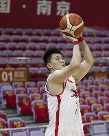 后卫最后一席将在徐杰高诗岩之间产生 雷蒙逐步赢得教练组的信任